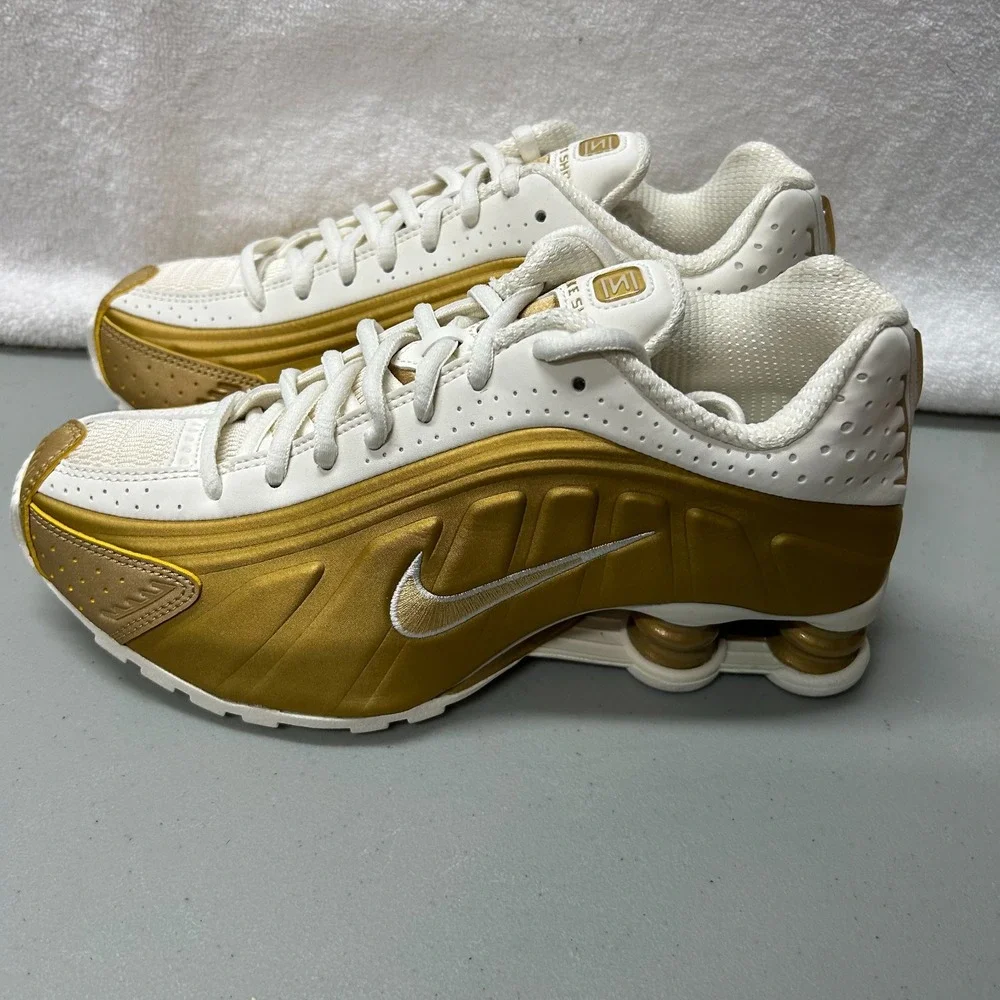 Nike Womens Size 6.5 Shox R4 Gold/Soft Pearl/Metallic Gold Athletic Shoes